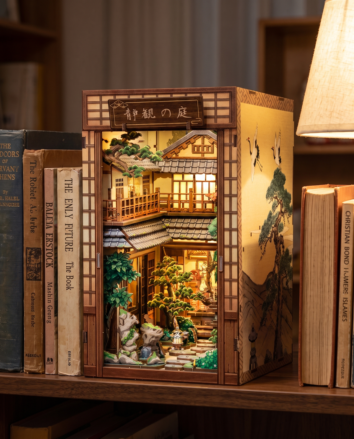 Book Nook Japan-Hof im Bücherregal am Abend