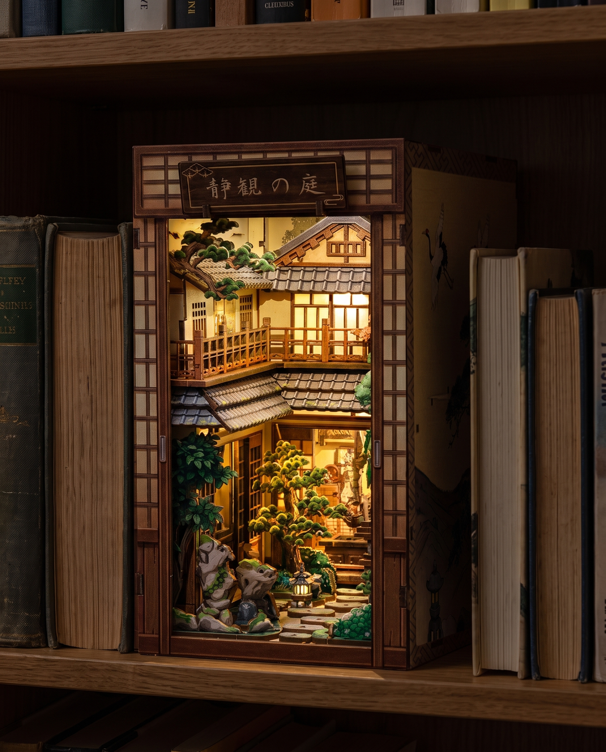 Book Nook Japan-Hof leuchtet nachts im Regal
