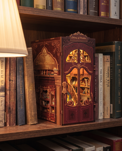 Book Nook Bibliothek im Bücherregal am Abend